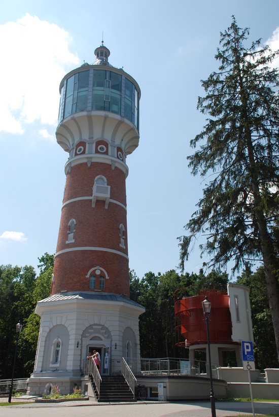 Miasto Pisz - atrakcje turystyczne. Odremontowana wieża ciśnień mieści taras widokowy i restaurację